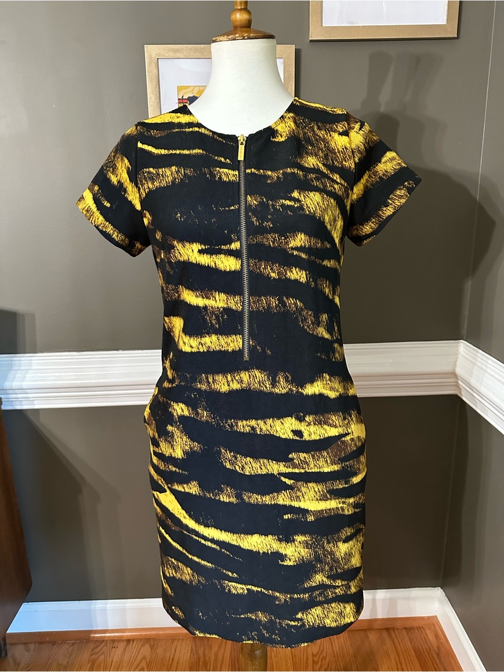 Michael Kors tiger stripe bodycon Short Sleeve Zip-Front Shift Dress. Sz S